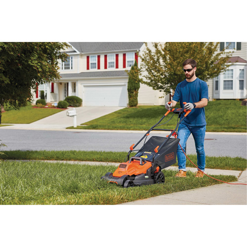 Tondeuse &agrave; gazon avec poign&eacute;e confortable, Pouss&eacute;e, &eacute;lectrique, Largeur de coupe 17" - Black & Decker BEMW482BH