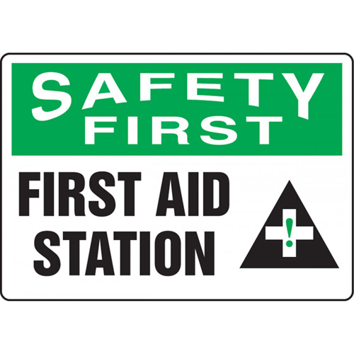 Enseigne  First Aid Station , 7" x 10", Plastique, Anglais avec pictogramme - Accuform NMC MFSD911VP