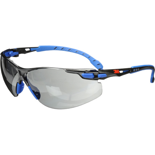 Lunettes de s&eacute;curit&eacute; Solus avec lentilles Scotchgard, Lentille Grise/fum&eacute;e, Antibu&eacute;e, R&eacute;pond ou surpasse la norme CSA Z94.3 - 3M S1102SGAF
