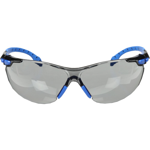 Lunettes de s&eacute;curit&eacute; Solus avec lentilles Scotchgard, Lentille Grise/fum&eacute;e, Antibu&eacute;e, R&eacute;pond ou surpasse la norme CSA Z94.3 - 3M S1102SGAF