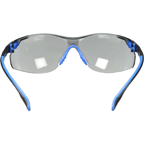 Lunettes de s&eacute;curit&eacute; Solus avec lentilles Scotchgard, Lentille Grise/fum&eacute;e, Antibu&eacute;e, R&eacute;pond ou surpasse la norme CSA Z94.3 - 3M S1102SGAF