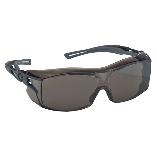 Lunettes de s&eacute;curit&eacute; s&eacute;rie Extra OTG Dynamic, Lentille Fum&eacute;e, Antibu&eacute;e/Anti-&eacute;gratignures, ANSI Z87+/R&eacute;pond ou surpasse la norme CSA Z94.3 - PIP Global Safety EP750-S