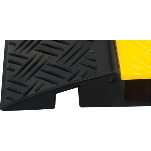Protecteur de c&acirc;bles en polyur&eacute;thane, 5 canaux, 35,43" lo x 19,69" la x 2" h - Produits de sécurité Zenith 