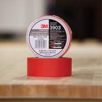 Rubans adh&eacute;sifs en vinyle 3903, 48 mm (2") la x 46 m (151') lo, 6,5 mils, Rouge - 3M 3903-2X50-RED