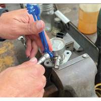 Outil de d&eacute;connexion de conduite de carburant &agrave; profil bas de 5/16 po et 3/8 po pour Ford - LISLE 39120
