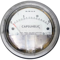 Manom&egrave;tre diff&eacute;rentiel avec &eacute;tui de s&eacute;rie 4000 Capsuhelic,  4", 0 - 15 psi, Fixation sur panneau, Analogique - Dwyer 4215B