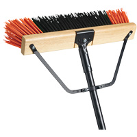 Balai-brosse &agrave; manche renforc&eacute; Ryno, 18", Extra-ferme, Soies PVC - M2 Professional PB-720-OR18