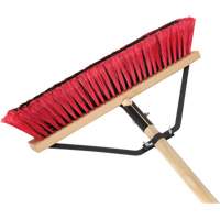 Balai-brosse &agrave; manche renforc&eacute;, 18", Moyen, Soies PVC - Produits d’entretien RMP 