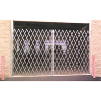 Barri&egrave;res de s&eacute;curit&eacute; galvanis&eacute;es repliables, Repliable double fixe, 14' lo x 6' h d&eacute;ploy&eacute; - Illinois Engineered Products PFG1465