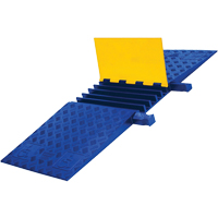 Protecteur de c&acirc;ble ADA/DDA robuste Yellow Jacket, 5 canaux, 18" lo x 50" la x 1,875" h - Checkers Industrial Products YJ5-125ADAY/BLU