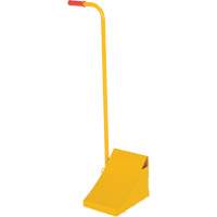 Cale de roue avec poign&eacute;e ergonomique, Acier, Jaune, 8" la x 10-3/4" p x 9-1/8" h - Vestil FAB-11-ERGO