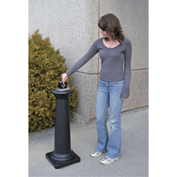 Cendriers Groundskeeper Tuscan, Sur pied, M&eacute;tal, Capacit&eacute; 1 gal. US, Hauteur 38-1/2" - Rubbermaid FG9W3000BLA