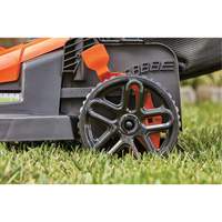 Tondeuse &agrave; gazon avec poign&eacute;e confortable, Pouss&eacute;e, &eacute;lectrique, Largeur de coupe 15" - Black & Decker BEMW472BH