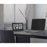 Horloge murale &agrave; r&eacute;glage et ajustement automatiques avec support, Num&eacute;rique, &agrave; piles, Noir - Marathon CL030068-BK-BS-NA