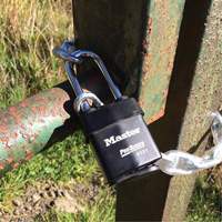 Cadenas Pro-Series Weather Tough, Noir, Cl&eacute;s diff&eacute;rentes, Acier lamin&eacute;, Largeur de 2-1/8" - Master Lock 6121LJ