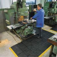 Tapis antifatigue &agrave; imbrication Cushion-Ease 550, &agrave; fentes, 3' x 3' x 3/4", Noir, Caoutchouc - Notrax 550S0033BL