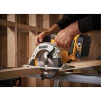 Ensemble de scie circulaire &agrave; moteur sans balai sans fil Max*, 6-1/2", 20 V - DEWALT DCS565P1