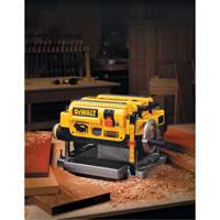 Raboteuse &agrave; deux vitesses, 19-3/4" la x 22-1/2" lo x 13-1/2" ha, 20000 tr/min Vitesse &agrave; vide - DEWALT DW735