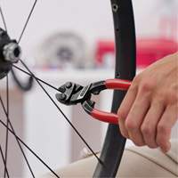 Coupe-boulons compact &agrave; levier d&eacute;multipli&eacute; CoBolt&reg;, 8" l, Coupe centrale - Knipex 71 01 200 SBA