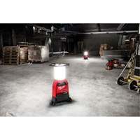 Lampe de chantier M18 Radius et chargeur avec One-Key, DEL, 4800/9000/2500 lumens, Boîtier en Plastique - Milwaukee 2150-20
